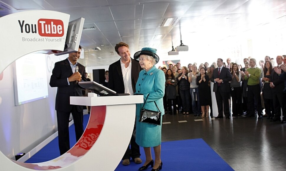 Elžbieta II apsilankė kompanijos „Google“ Londono skyriuje.
