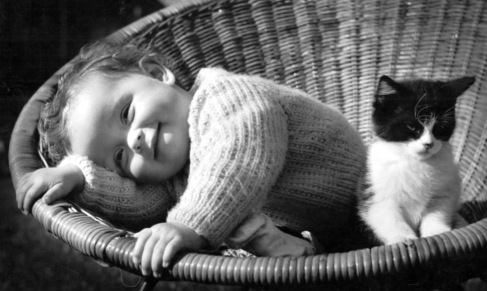 Vaikas ir kačiukas
