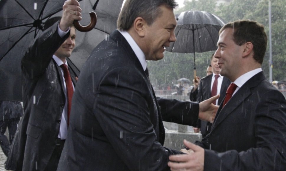 Į Kijevą susitikti su Viktoru Janukovyčiumi atvykusį Dmitrijų Medvedevą pasitiko pliaupiantis lietus.