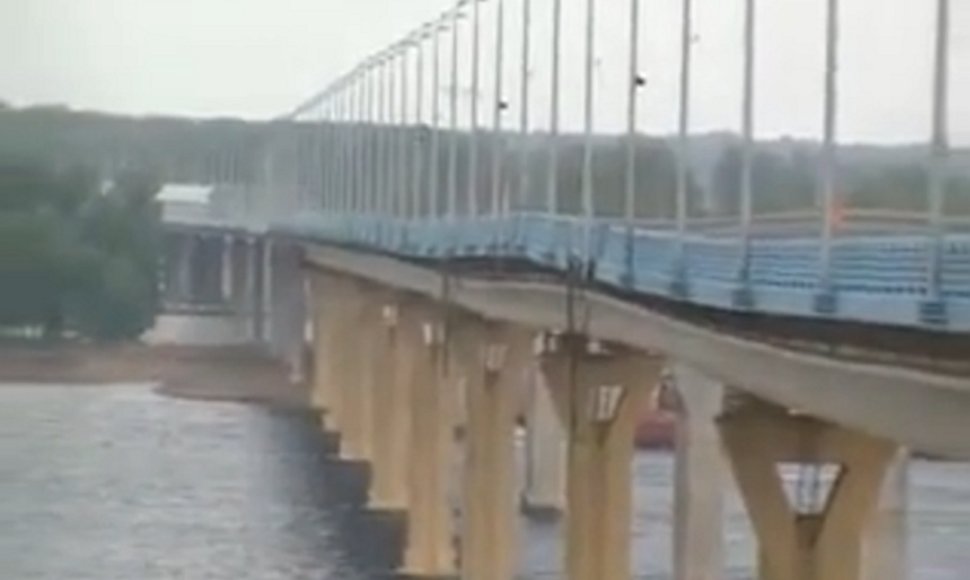 Įsisiūbavęs tiltas per Volgą