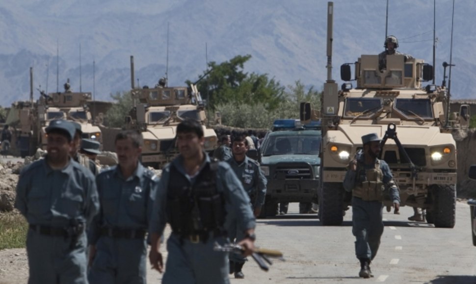 Afganistano policininkai patruliuoja Bagramo bazės prieigose.