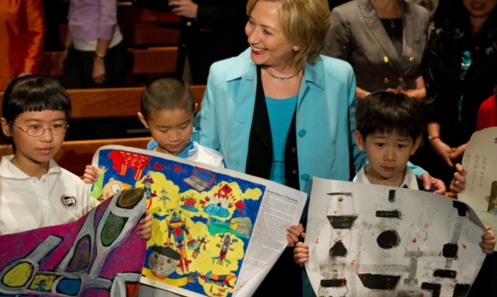 Hillary Clinton jaunuosius kinus apdovanojo meškučiais.