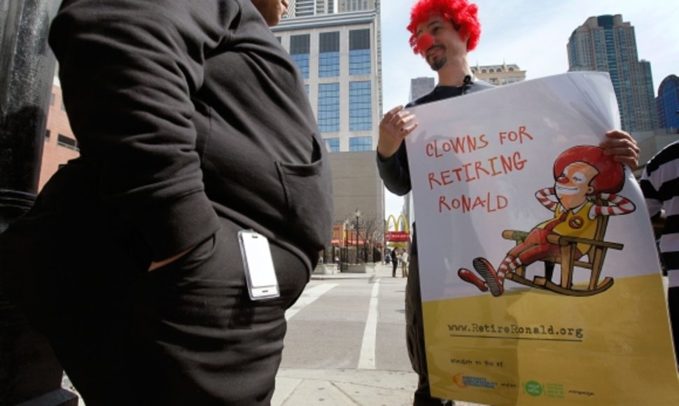 JAV miestuose vyko akcjios, kurių dalyviai reikalavo, kad Ronaldas McDonaldas „išeitų į pensiją“