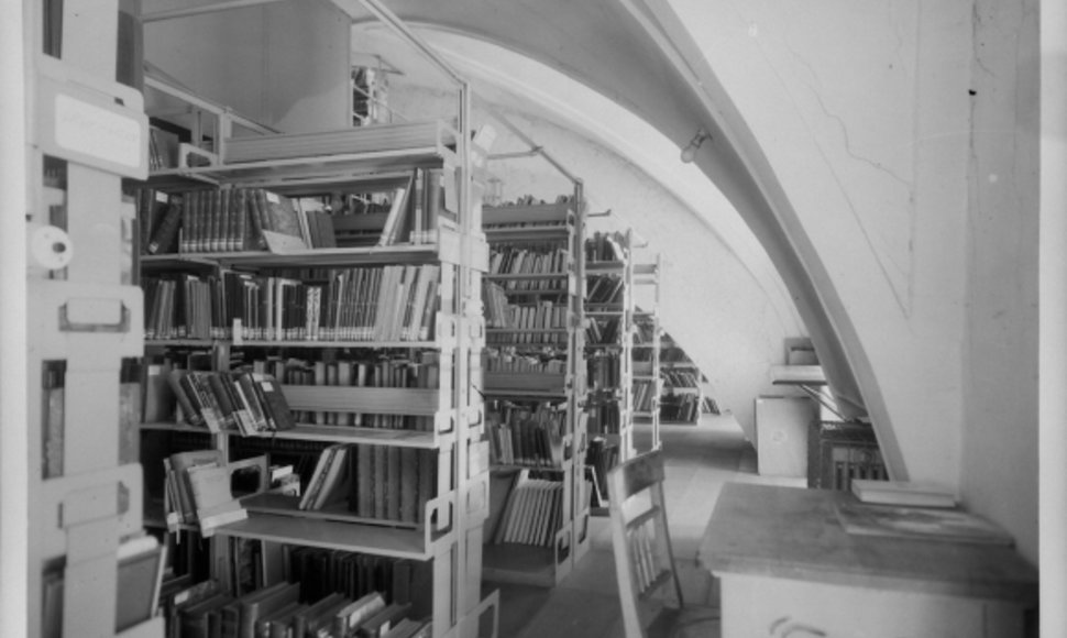 1944 metų nuotraukoje matyti lentynos su knygomis Austrijos nacionalinėje bibliotekoje, kurias iš žydų konfiskavo naciai.