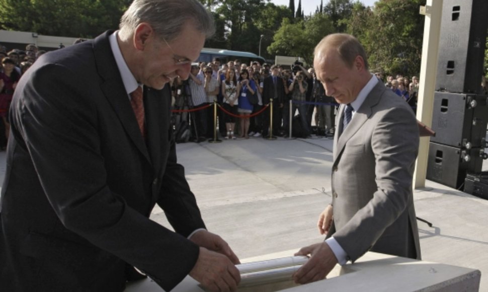 Jacques'as Rogge ir Vladimiras Putinas įleido atminimo kapsulę.