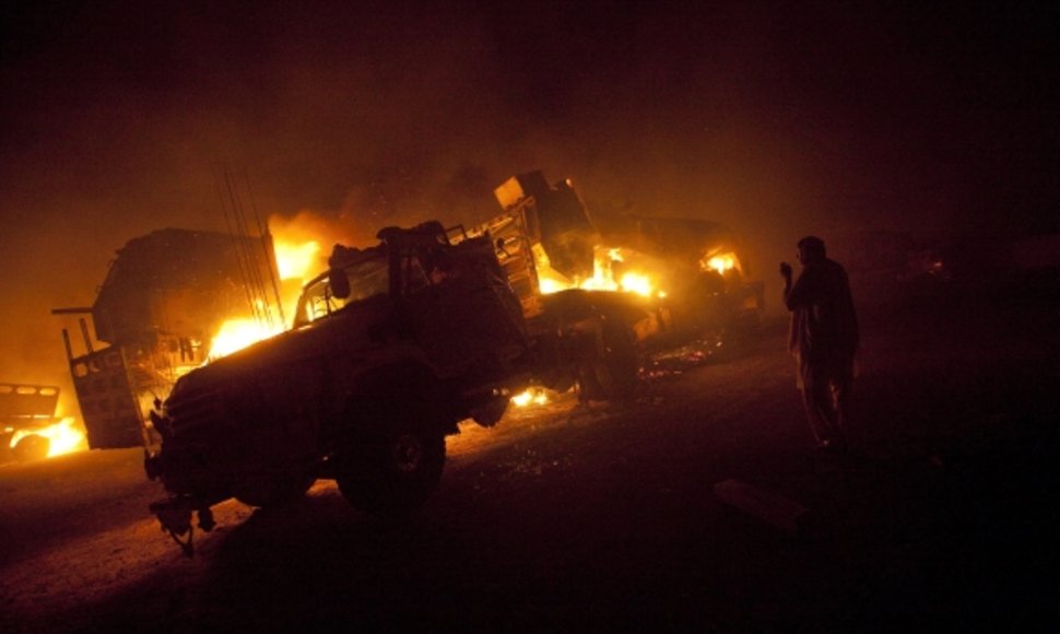 Talibai Pakistane sudegino pusšimtį sunkvežimių.