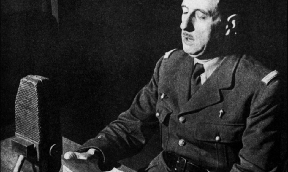 Charles'is de Gaulle'is BBC studijoje skaito savo garsiąją kalbą.