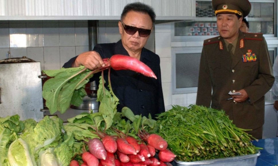 Šiaurės Korėjos lyderis Kim Jong Ilas apžiūri kariškių virtuvę.