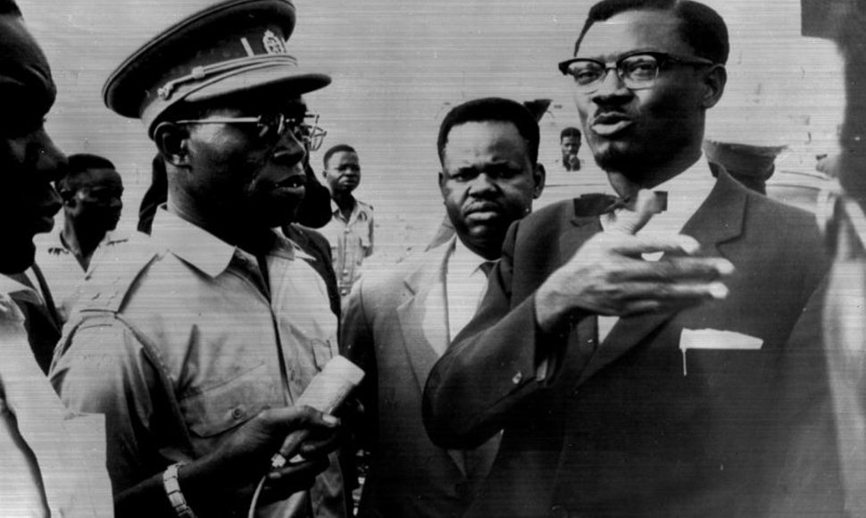 Josephas Desire Mobutu (kairėje) ir Patrice'as Lumumba (1960 m. birželio 17 d. nuotr.)