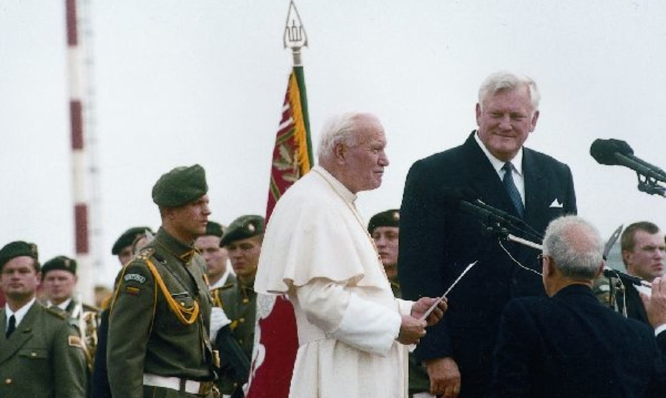 Algirdas Brazauskas su Lietuvoje viešėjusiu popiežiumi Jonu Pauliumi II (1993 m.)
