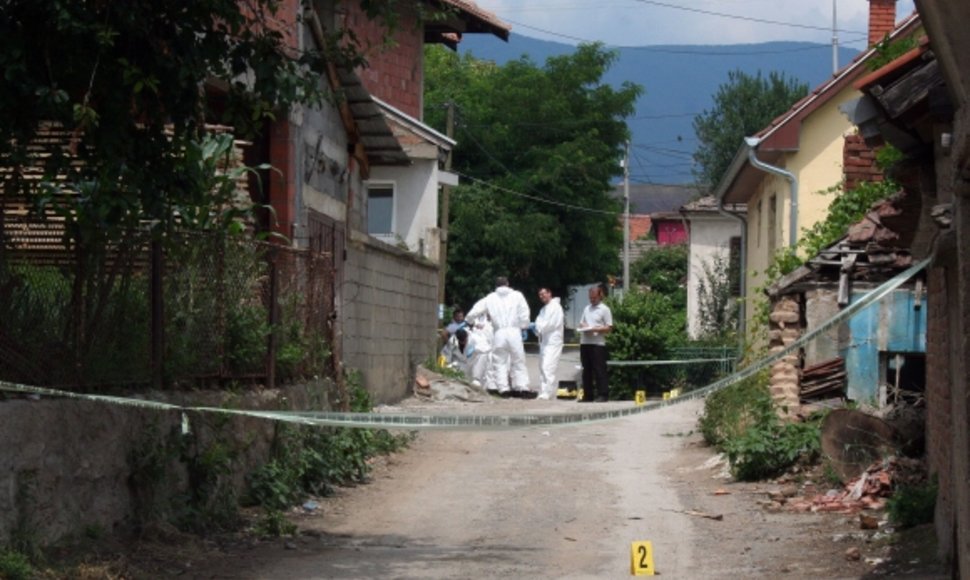 Kosovo policininkai dirba išpuolio vietoje.