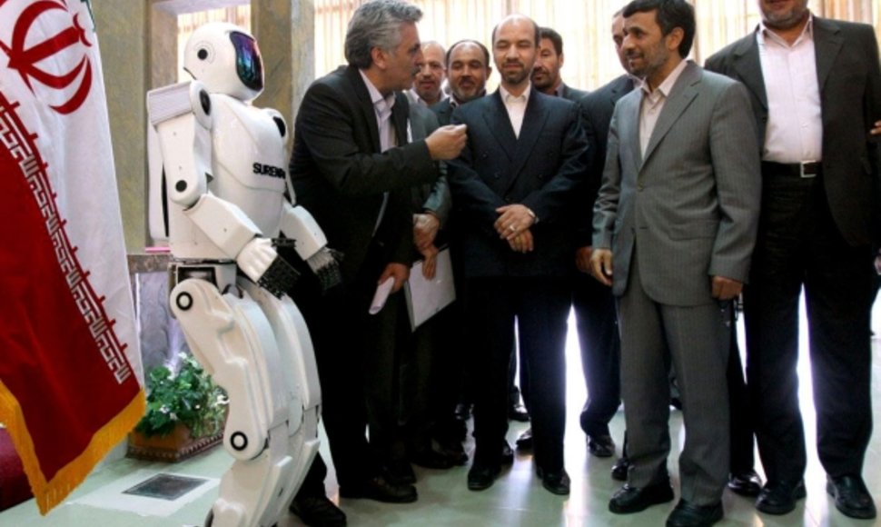 Robotą „Surena II“ pristatė Mahmoudas Ahmadinejadas.