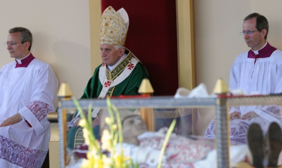 Popiežius Benediktas XVI aukojo mišias prie pirmtako Celestino V relikvijų.