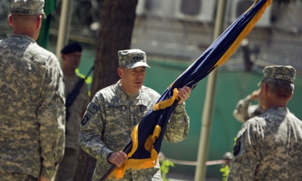 Davidas Petraeusas sekmadienį oficialiai perėmė vadovavimą Afganistane dislokuotoms tarptautinėms pajėgoms.