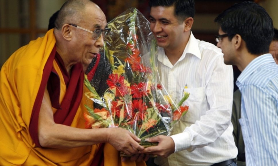 Dalai Lama priima sveikinimus per savo 75-ąjį gimtadienį.