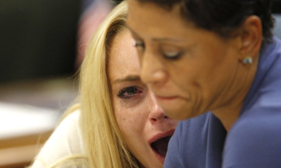 Išgirdusi nuosprendį Lindsay Lohan pradėjo emocingai raudoti.