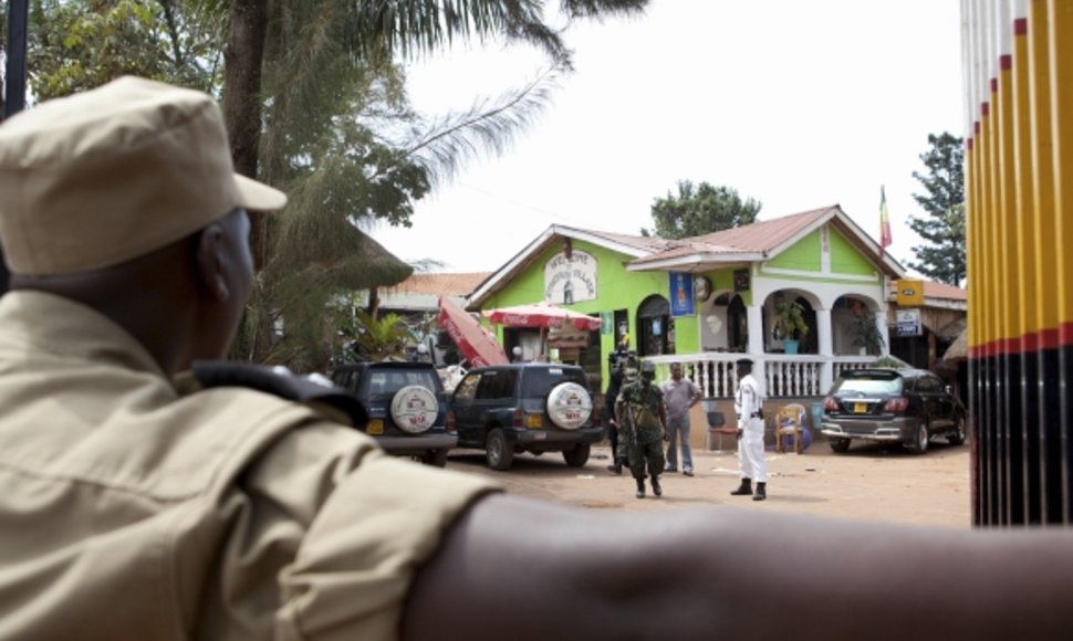 Ugandos policininkas prie vienos iš sprogimo vietų