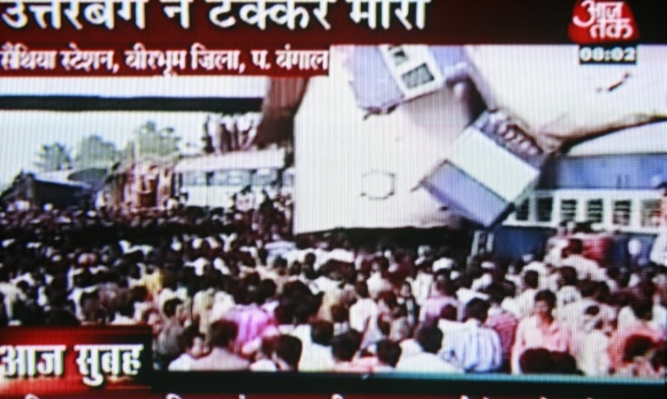 Traukinių katastrofa Indijoje – kadras iš vietinės televizijos reportažo