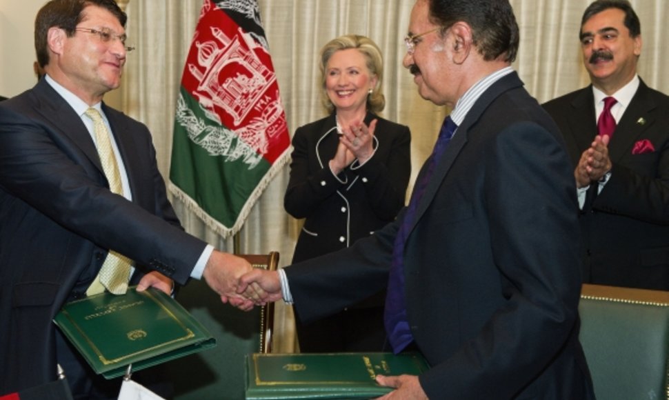 Afganistano prekybos ministras Anwaras ul-Haqas Ahadis (kairėje) ir Pakistano prekybos ministras Makdoomas Adminas Fahinas pasikečia sutarties egzemplioriais.