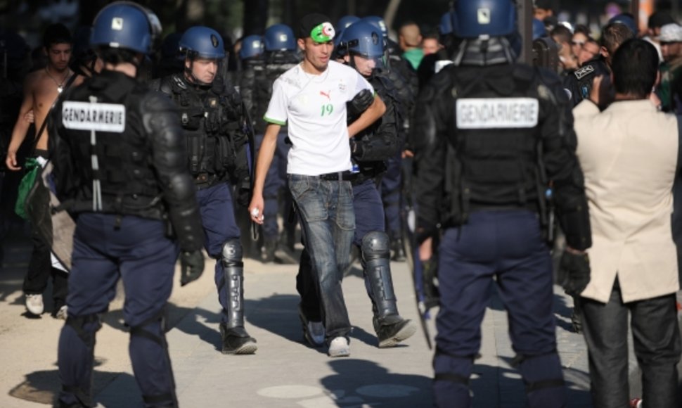 Prancūzijos policininkai sulaiko Alžyro rinktinės sirgalių.