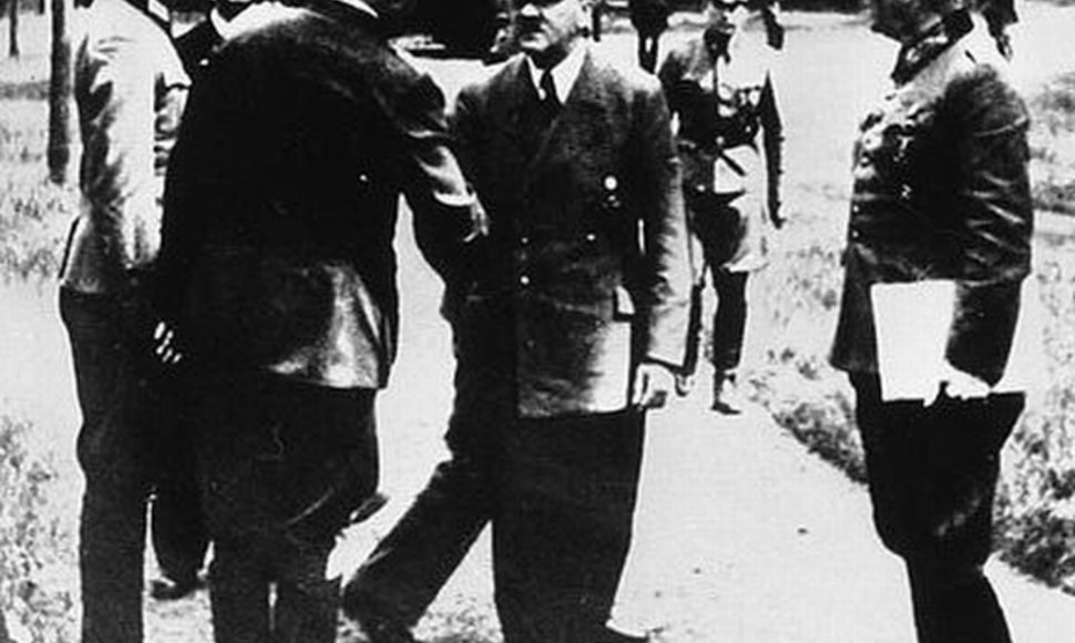 Clausas Schenkas von Stauffenbergas (pirmas kairėje) „Vilko irštvoje“ galėdavo prisiartinti prie pat Adolfo Hitlerio