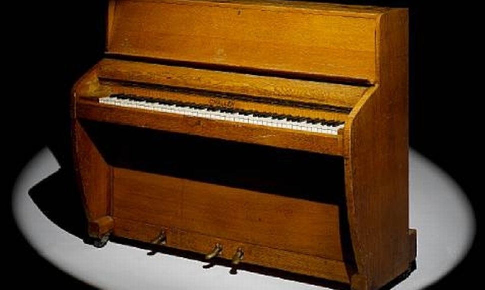 „Challen“ pianinas, kuriuo grojo muzikos įžymybės „The Beatles“ ir „Pink Floyd“