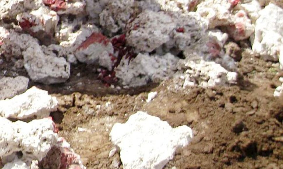 Kruvini akmenys, kuriais buvo užmėtytas žmogus