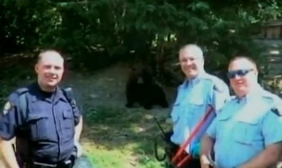 Policininkai nusifotografavo su vienu iš lokių.