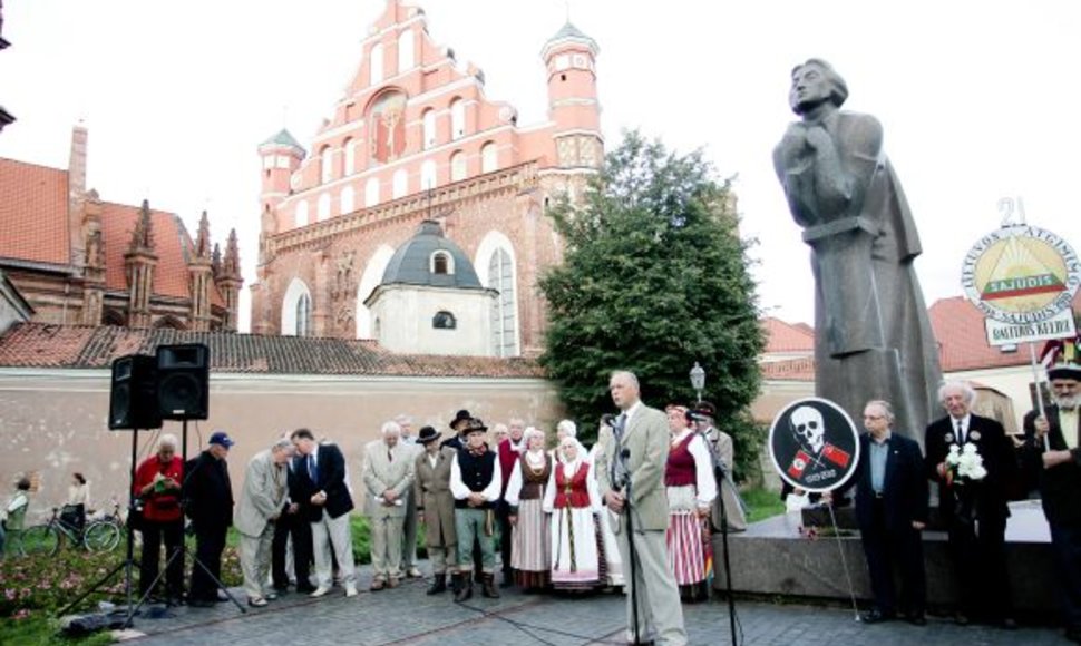 Kiekvienais metais prie A.Mickevičiaus paminklo Vilniuje buvę disidentai renkasi paminėti 1987-ųjų mitingo.