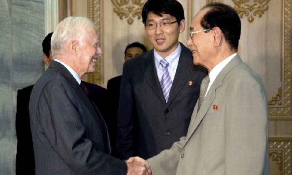 Jimmy Carteris sveikinasi su Kim Yong-Namu.