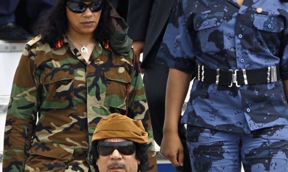 Muamaras Kadhafis su savo asmens sargybinėmis