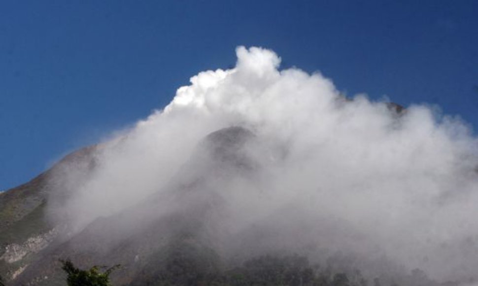 Sinabungo ugnikalnis pabudo po keturių amžių tylos.