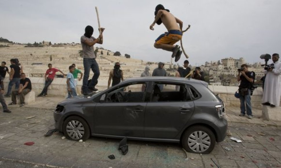 Palestiniečiai niokoja automobilį Jeruzalėje.