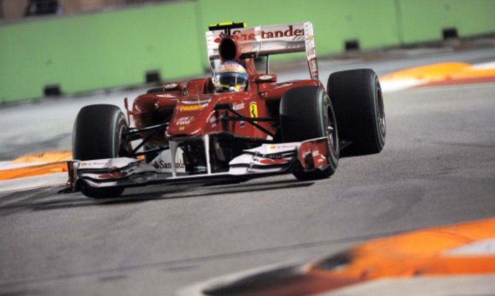 Fernando Alonso naktinėje Singapūro trasoje