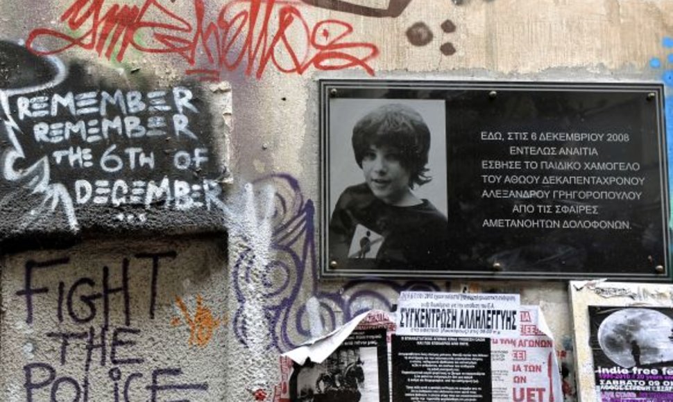 Lentelė policijos nušautam paaugliui Atėnuose atminti