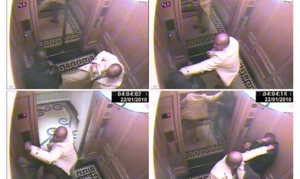„Landmark“ viešbučio stebijimo kamera užfiksavo, kaip princas lifte muša savo tarną.