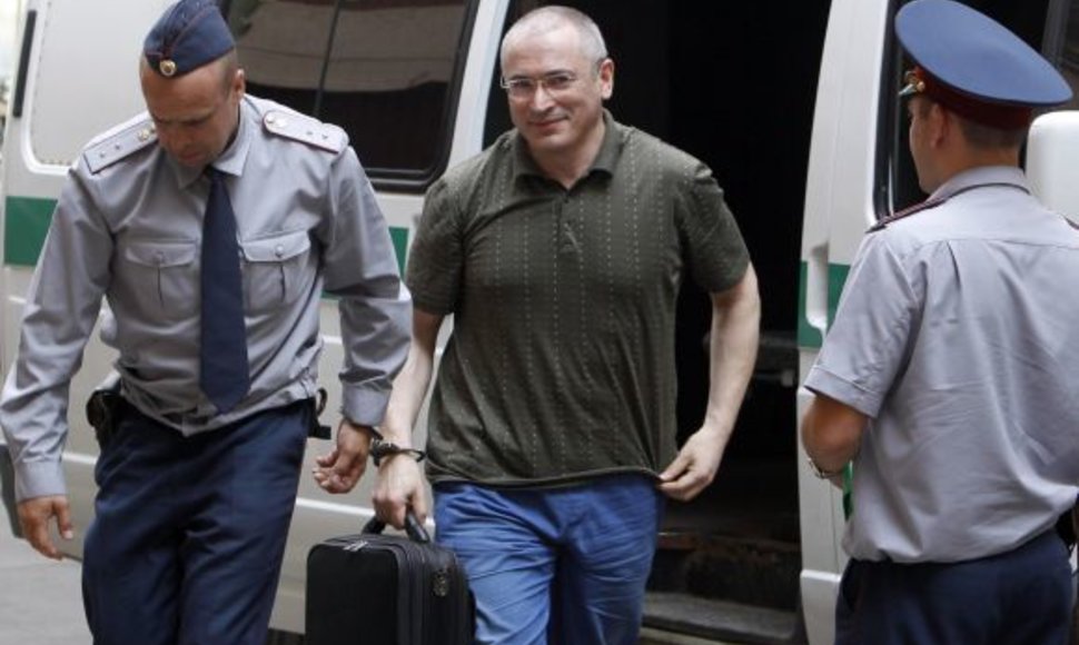 Michailas Chodorkovskis vedamas į teismą.