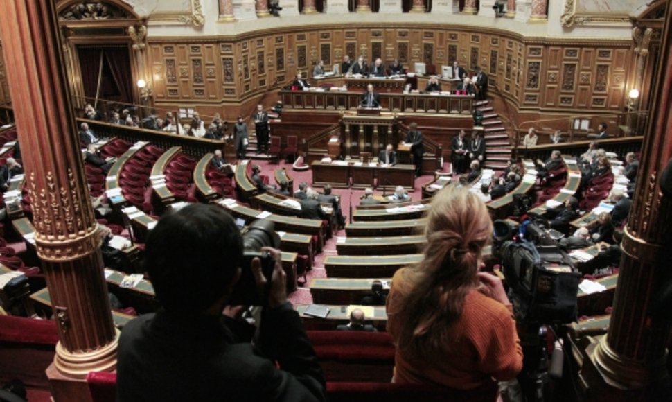 Prancūzijos Senatas priėmė prieštaringai vertinamą pensijų reformą.