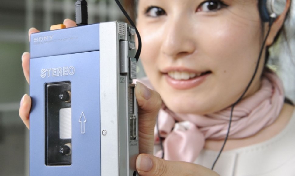 „Sony“ kompanijos muziejaus darbuotoja demonstruoja pirmąjį „Walkman“ modelį TPS-L2.