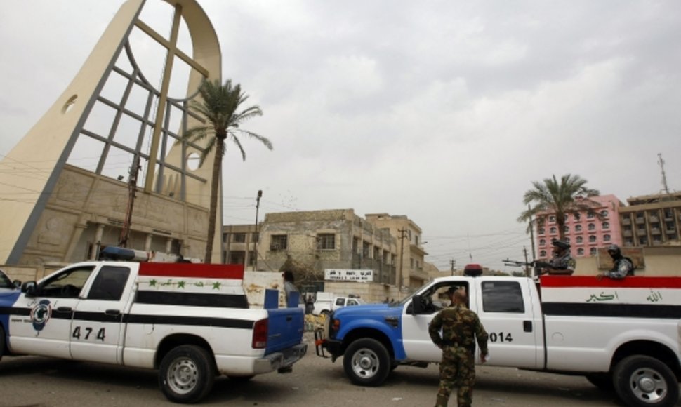 Irako policija prie bažnyčios, kurioje vyko įkaitų drama