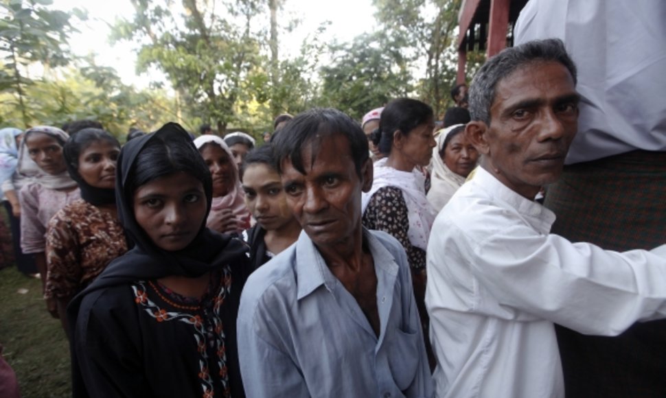 Mianmaro piliečiai laukia eilėje prie balsavimo apylinkės.