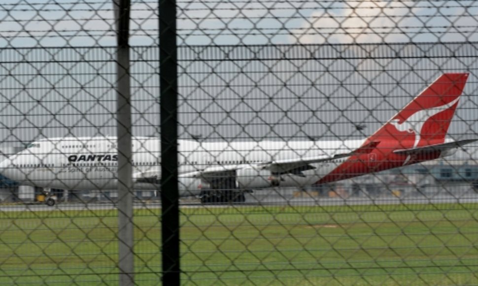 Aviakompanijos „Qantas“ lėktuvas „Boeing 747-400“ buvo priverstas leistis avariniu būdu.