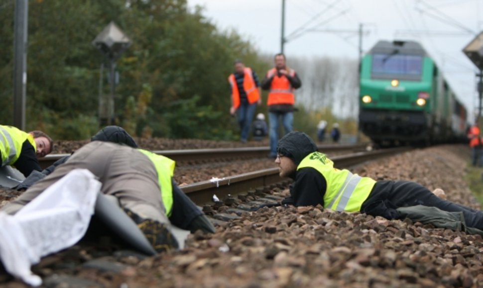 Ekologijos aktyvistai prisirakino prie bėgių, mėgindami sutrukdyti traukiniui su branduolinėmis atliekomis.