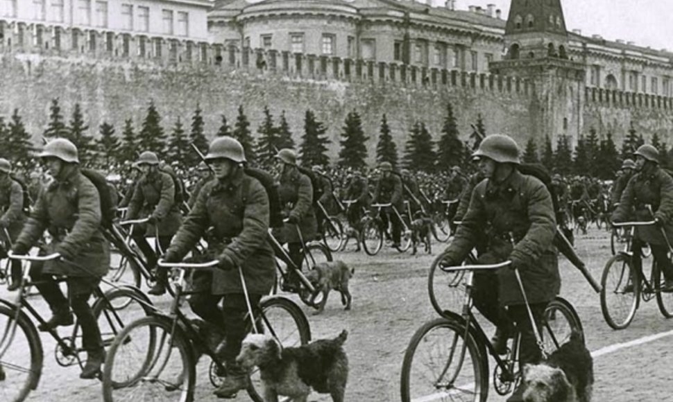 Sovietų kariai per paradą Raudonojoje aikštėje (1936 m.)