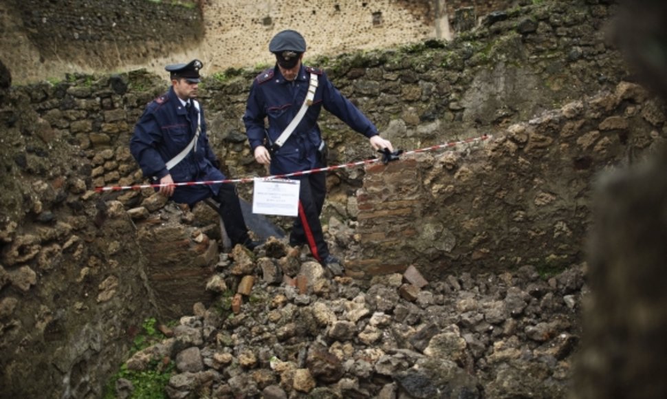 Policininkai aptvėrė teritoriją, kurioje nugriuvo antikinio namo siena.