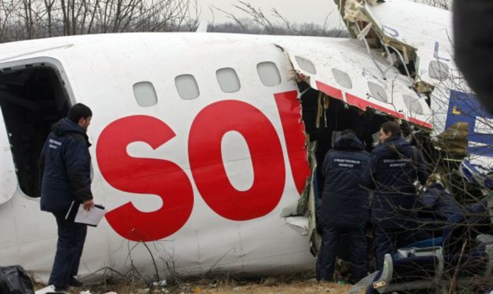 Ekspertai tiria sudužusio lėktuvo liekanas.