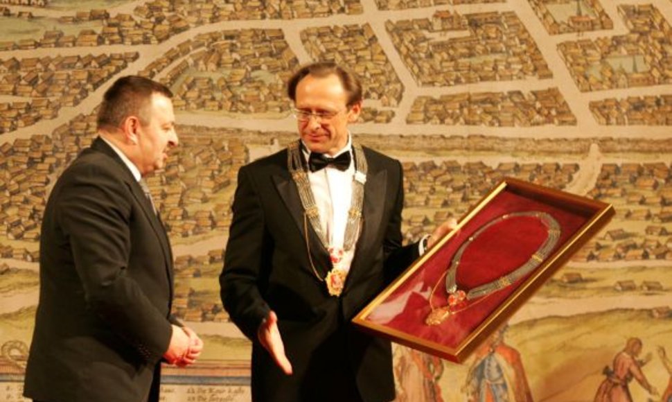 Naujasis Vilniaus meras Raimundas Alekna (dešinėje) baigusiam darbą Vilniaus merui Viliui Navickui įteikė Vilniaus mero grandinės kopiją.