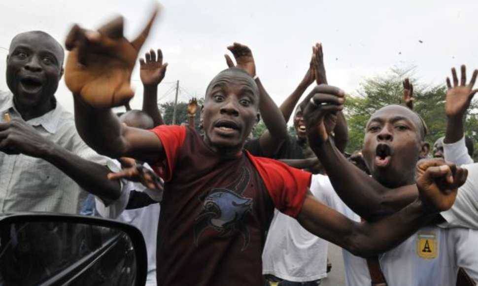 Alassane'o Ouattaros šalininkai nesiliauja protestuoti.