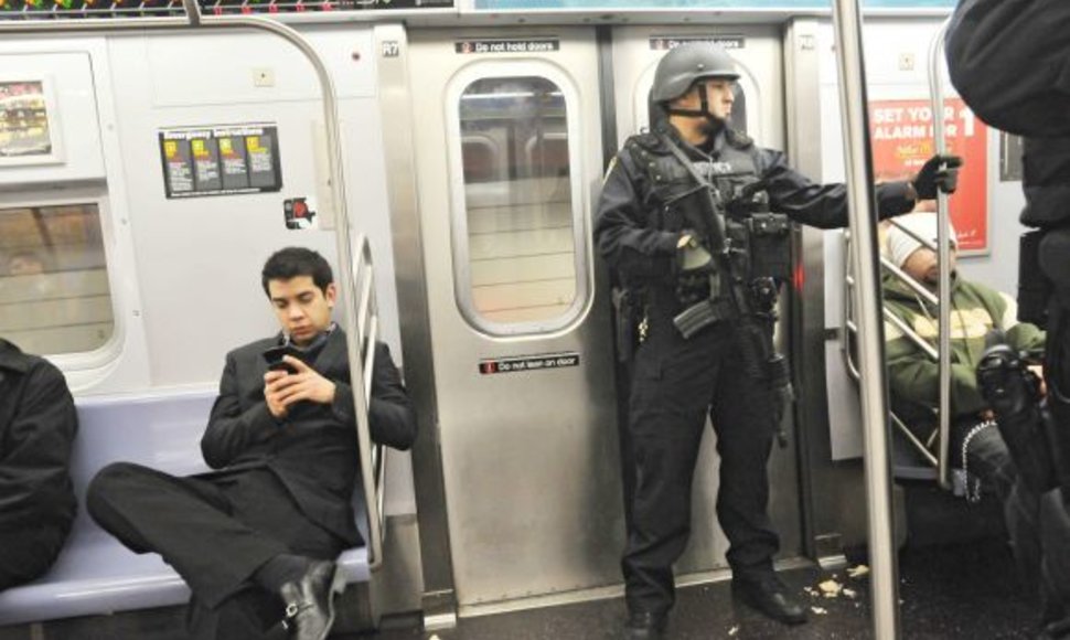 Antiteroristinio policijos padalinio pareigūnas Niujorko metro traukinyje