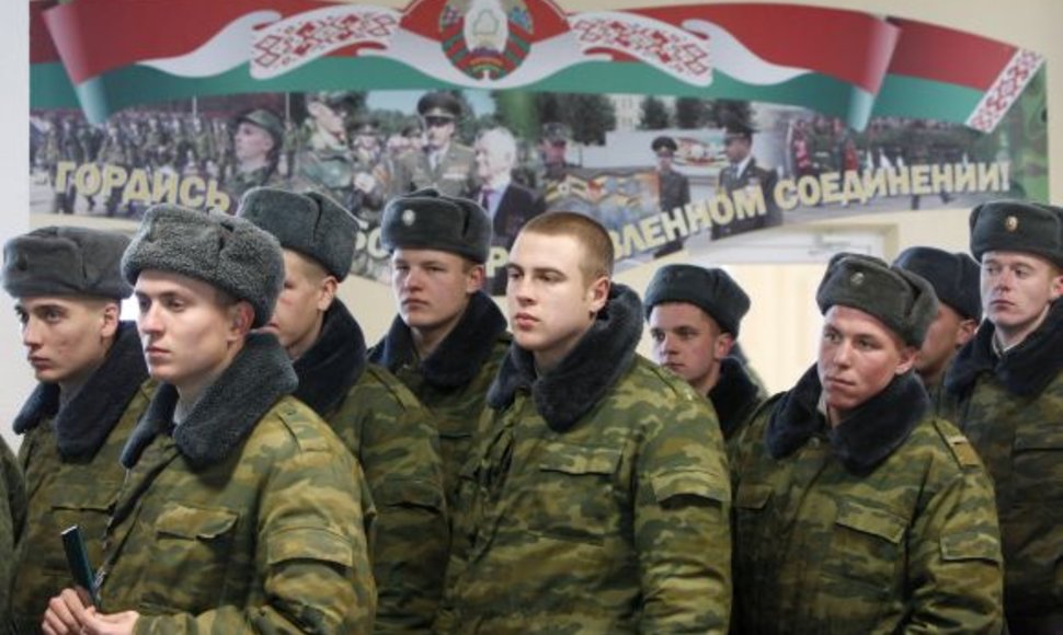 Baltarusijos kariai laukia eilėje prie balsadėžės.